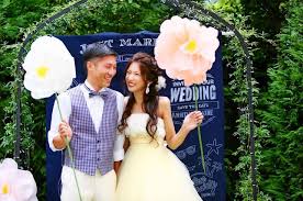 結婚式レポ 手作りのフォトブースの前で ビッグフラワー 持って 大きめに作ったから写真でも 存在感があって作ってよかったと 実感 フォトブースはもーちょっと 幅が欲しかったな 1人用の幅を広げしかなかった 結婚式