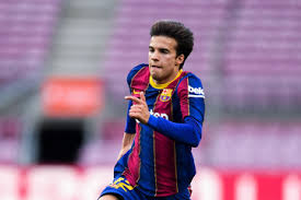 The youngster could comfortably slot into a role alongside parejo and replace the likes of coquelin or trigueros. Ricard Riqui Puig Pictures Photos Images Zimbio