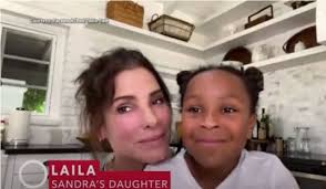 Sandra Bullock mostró por primera vez el rostro de su hija Laila en  televisión: "Ella es la que va a salvar al mundo en nuestra familia"