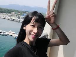 그런데 이 블로그에서 드러난 그녀의 제과 실력, 위생, 그리고 제품의 끔찍한 가격 등이 논란이 되었다. Gmbbkxtrmwfxim