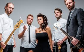 밴드는 그룹 멤버와 함께 하는 공간입니다. The Fanatics Function Band Wedding Band Staffordshire