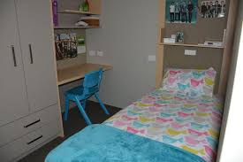 Yuk, kita lihat 25 ide desain kamar tidur mungil + trik manipulasi agar makin tampak luas: Desain Kamar Tidur Sempit Minimalis Sederhana