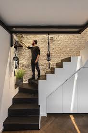 Twin Level Ultra Tiny Apartment In Tel Aviv With Walls Of Cabinets All Around In 2020 Treppendekor Wohnung Renovierung Treppenhaus Dekorieren