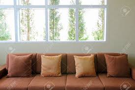 Sofa vor fenster fenster ideen glas fenster design die besten folie. Sofa Im Wohnzimmer Mit Grunen Pflanzen Vor Dem Fenster Lizenzfreie Fotos Bilder Und Stock Fotografie Image 18714365