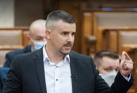 Péter jakab (born 16 august 1980 in miskolc, hungary) is a hungarian politician, president of jobbik and member of the national assembly. Jakab Peter A Bunteteserol Mennyi Buntetes Jar A Szavazoinkat Moslekozo Prolizo Az Orszagot Kifoszto Rongyrazo Fideszeseknek Szmo Hu