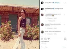Ailesinde sanatla uğraşan çok fazla kişi bulunduğu için sanatla iç içe büyüdü. Mazhar Alanson Ozkan Ugur Un Genclik Fotografini Paylasti Sosyal Medya Yikildi