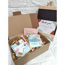 Ambil jalan pintas ini untuk menemukan kontes favoritmu dan menangkan hadiah yang anda inginkan dengan lebih mudah. Souvenir Ulang Tahun Paket Aesthetic Kado Natal Tukar Kado Giftbox Hadiah Wisuda Simple Shopee Indonesia