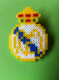Broche Escudo Del Real Madrid Hecho Con Hama Beads Llaveros Hama Beads Manualidades Hama Beads