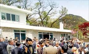 19일 동아일보에 따르면 2001년 정 명예회장에게서 청운동 자택을 상속받은 정몽구 현대차그룹 회장은 올해 3월 14일 아들 정의선 수석부회장에게 청운동 자택 (건물과 토지 포함. í˜„ëŒ€å®¶ ìƒì§• ì²­ìš´ë™ ìžíƒ ì •ì˜ì„  ë¶€íšŒìž¥ì´ ë¬¼ë ¤ë°›ì•„ í•œê²½ë‹·ì»´