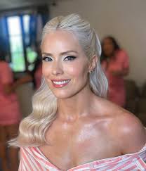 essence.walker can seriously pull off any color!! Loved creating this  cranberry colored festive glam for @uniquevintage! 🍒🎁 #alybarrmakeup