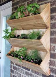 Made in as little as an afternoon, this vertical planter will hold up for years to come. Cedar Wall Planter Free Diy Plans Rogue Engineer