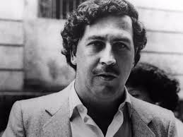 Narcos adlı dizinin ilk sezonunun üçüncü bölümünde kendisine yer bulan ve 37 yaşında öldürülen avukat/politikacı. Pablo Escobar Tribute Page