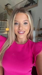 Samantha Scheffler's Instagram, Twitter & Facebook