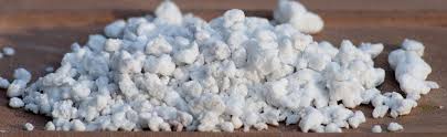 Like perlite, vermiculite is an effective soil conditioner that can loosen compacted soil, provide drainage, and hold three to four. Der Unterschied Zwischen Vermiculite Und Perlite Royal Brinkman