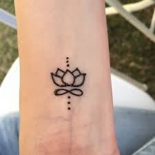 Kleines Lotus Henna Tattoo Kleines Lotus Henna Tattoo Arrowtattoo Dragontattooforw In 2020 Simple Henna Tattoo Henna Tattoo Designs Simple Henna Tattoo Designs