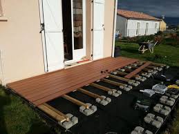 Comment Poser Une Terrasse Composite Sur Lambourdes Et Plots Deck Designs Backyard Backyard Patio Designs Building A Deck