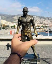 Cristiano ronaldo's mangled statue sends the internet into photoshop frenzy. Serie A Juventus Tourists Rub And Touch The Genitals Of Cristiano Marca English