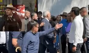 Abuchean y corren al gobernador de Michoacán del funeral