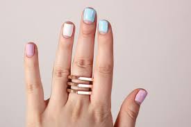Zunächst sollten die nägel mit einem nagellackentferner entfettet werden. Russian Manicure Wie Gefahrlich Ist Der Neue Nageltrend Brigitte De