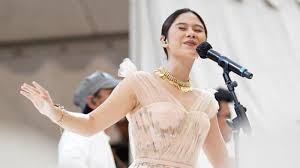 Engkau pergi tanpa berita habis kisah tutup cerita menagis dalam tawa senyum dalam derita kurasa. Lirik Lagu Mendarah Nadin Amizah Bagaikan Jiwa Yang Terpisah Mati Enggan Hidup Pun Susah Tribun Jogja