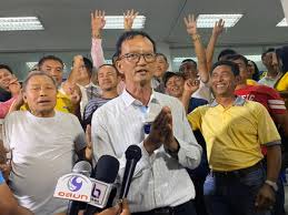 เลือกตั้ง รับบัตรเลือกตั้ง 2 ใบ ได้แก่ บัตรเลือกตั้งนายกเทศมนตรี และบัตรเลือกตั้งสมาชิกสภาเทศบาล. 5gxm Icdanum8m