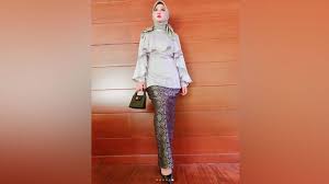 Kombinasi baju muslim dian pelangi menghasilkan sebuah trend akan fashion baju muslim di indonesia semakin banyak yang mengemari. Tren Busana Muslim 2019 Motif Khas Indonesia Semakin Digemari Cantik Tempo Co