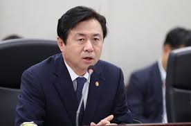 국민의힘 김세연 전 의원이 4일 내년 보궐선거 불출마를 선언했다. ê¹ìì¶ ë´ì¼ ë¶ì°ìì¥ ì¶ë§ ê³µì ì ì¸ ë¸ë¬´í ë» ì´ì´ê°ê² ë¤