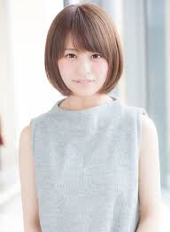 年齢問わずオススメなナチュラルカールなショート ボブスタイルになります 顔を包み込むように柔らかくカット 前髪は下ろし流しで目横に毛を作り小顔効果になります 広がりが気になる方はストレートパーマ 縮毛矯正がオススメ スタイリングの時間を短縮させます