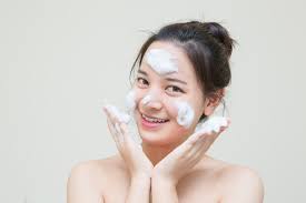 8 Rekomendasi Facial Wash untuk Kulit Sensitif dan Berjerawat, Sudah Coba  Produknya? (2023)