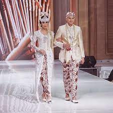 Salah satu adat yang bertempat di pulau sumatera ini memiliki perbedaan pada bentuk mahkota yang dikenakan. Pin Di Baju Pengantin
