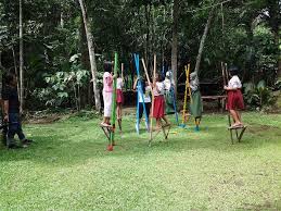 Ada di antara permainan ini yang antara jenis permainan tradisional yang masih dimainkan termasuklah gasing, sepak raga, congkak. Permainan Modern Vs Permainan Tradisional Case Komunitas Tanoker Ledokombo Kab Jember Peluang Tantangan Dan Strategi