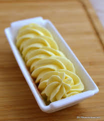 Crema de vanilie, crema pasticcera sau creme patissiere, aceeasi reteta, 3 nume diferite, abordari asemanatoare in romana, franceza si italiana, pentru cea mai simpla si mai fina crema de vanilie. Crema De Vanilie Cu Unt Pentru Tort Sau Prajituri Crema Mousseline Savori Urbane Recipe No Cook Desserts Desserts Dessert Drinks