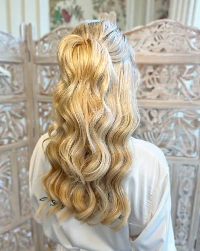 The soft wave is absolutely having a moment… Key things to bare in mind to achieve this style: ✨ It takes longer than a usual bridal hairstyle - usually around 1.5 hours.
