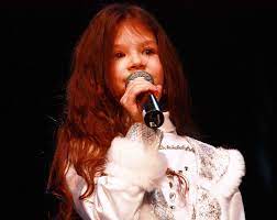 Enfant, sofia n'est pas attirée par le monde du spectacle, et se destine au métier de professeur d'anglais. Cleopatra Stratan Wikipedia