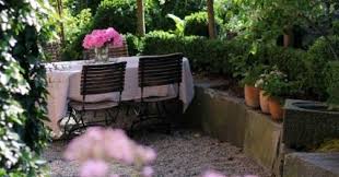 Romantische Sitzplatze Vorgartengestaltung Kiesweg Im Garten Rosen Kletterrosen Constance Spry Pfingstrosen Pink R Garten Gartenmobel Sets Gartencenter