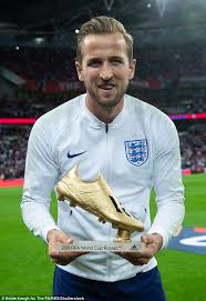Both salah and kane have won the gong twice the past, with the egyptian ace winning it in 2017/18 and 2018/19, with kane laying his hands on it in 2015/16 and 2016/17. Harry Kane Presented With The World Cup Golden Boot By England Manager Gareth Southgate Daily Mail Online