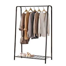 Ahşap elbise askısı, dayanıklı ve uzun ömürlü yapısıyla üst üste birden fazla elbiseyi asmanıza olanak sağlar. Ayakkabilikli Aski Konfeksiyon Askisi Metal Askilik 5046 Weblonya