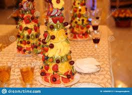 Pyramide Des Fruits Frais Et Des Baies Sur Une Table Avec Le Vin Rouge Et Le Champagne Image Stock Image Du Rouge Mari Vin Rouge Fruits Mariage Fruits Frais