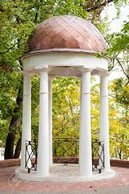 Die antike standsäule als kulisse für attraktive gartendeko wird in handarbeit als klassische steingussarbeit gefertigt und im. Pavillon Mit Saulen Im Herbst Garten Klassischen Stil Lizenzfreie Fotos Bilder Und Stock Fotografie Image 32327393