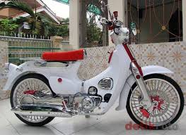 Enggak cuma cowok, cewek juga banyak yang pakai honda c70. Modifikasi Honda C70 1972