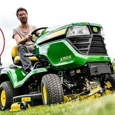 If you own a quality lawn mower it is important that you regularly service your lawnmower before the cutting season begins. The Mobile Mower Service Lawn Mower Repair Service
