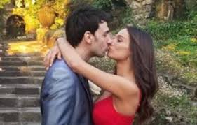 May 30, 2021 · ad amici 2021 arriva raimondo todaro, che ritrova l'ex moglie francesca tocca amici 2021, rudy zerbi e la lambada con arisa. Raimondo Todaro E Francesca Tocca E Finita Spunta Il Commento Di Sperti