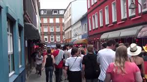Sie wurde 1900 von der stadtverwaltung als geschlossene wohnanlage für liebesdienerinnen eingerichtet. Hamburg Sturmt Herbertstrasse Youtube