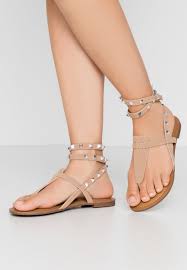 Shop for the warmer weather and let your toes hang out. Steve Madden Sirena T Bar Sandals Tan Zalando Ie