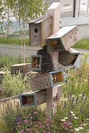 L Hotel A Insectes Est Un Concept Qui Permet D Optimiser La Presence Par La Survie Hivernale D Insectes Et D A Hotel A Insectes Maison A Insecte Idees Jardin
