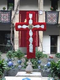 Con flores y cantos se le rinde homenaje a la santa cruz, es de costumbre en todas las poblaciones del país reunirse en el altar de la cruz, cantar con tambores. 25 Ideas De Cruces De Mayo Cruces De Mayo Mayo Cruz