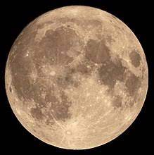 La lune est la plus proche voisine de la terre, à une distance variant entre 363 300 et 405 500 kilomètres. Super Lune Wikipedia