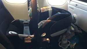 Bei einigen airlines ist gar kein mindestalter erforderlich, sondern es wird lediglich die empfehlung ausgesprochen, das baby solle mindestens eine woche alt sein. Fliegen Mit Baby Auf Der Langstrecke Geht Das Und Wenn Ja Wie