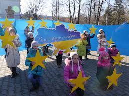 День гі́дності та свобо́ди — свято в україні, що святкується щороку 21 листопада на честь початку двох революцій: Vilni Tvoryat Majbutnye Kramatorsk Vidznachiv Den Gidnosti Ta Svobodi Donecka Oblasna Derzhavna Administraciya