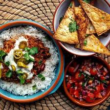 Chili con carne mit reis hat zwar mit dem ursprünglichen chili con carne nichts mehr zu tun, aber ist hierzulande ebenfalls eine beliebte variante. Chilli Con Carne Using Jdseasonings Served With Rice Yoghurt And Crucial Sauce Mint Sauce 0 5 Tomato Red Onion Chilli Con Carne Lime Salsa Mint Sauce